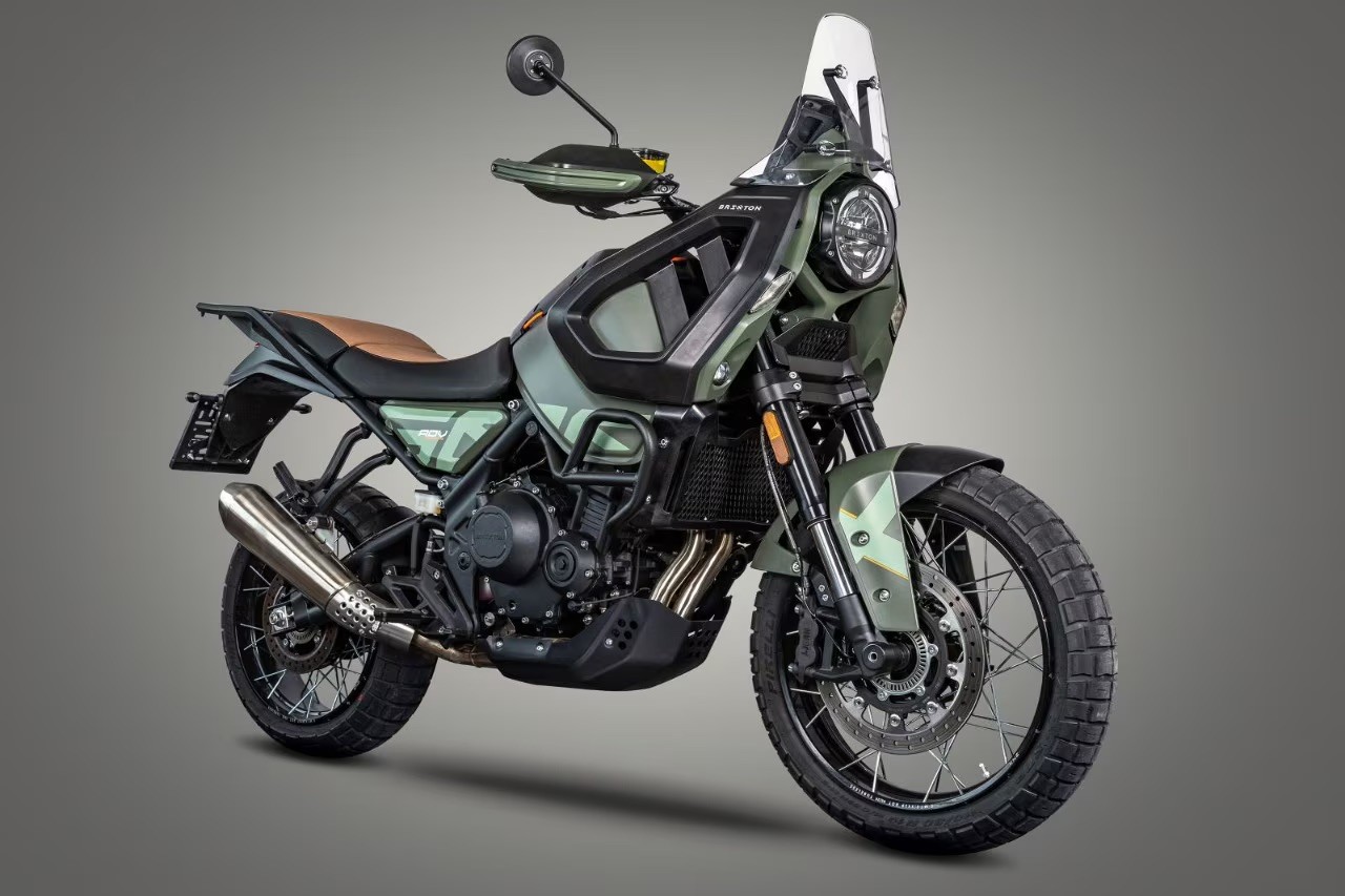 <div class='descrGalleryTitle'>Brixton Crossfire 500 Storr - ? </div><div class='descrGalleryText'><p>Lei è una di quelle moto di cui ancora non conosciamo il <b>prezzo di listino</b>, ma crediamo realisticamente che sarà tra i 5.000 e 6.000 euro, probabilmente più vicino ai primi. Si è già vista ad EICMA almeno un paio di volte, è stata anche molto ammirata, ma dopo le traversie societarie del Gruppo KSR<b> il 2025 dovrebbe essere l’anno buono per la sua commercializzazione. </b>Anche la Storr è più fuoristradistica d’estetica che di meccanica, ma l<b>’anteriore da 19”,</b>&nbsp;i cerchi a raggi e la buona luce a terra dovrebbero renderla più propensa allo sterrato rispetto alla TRK 502.&nbsp;</p>
</div>